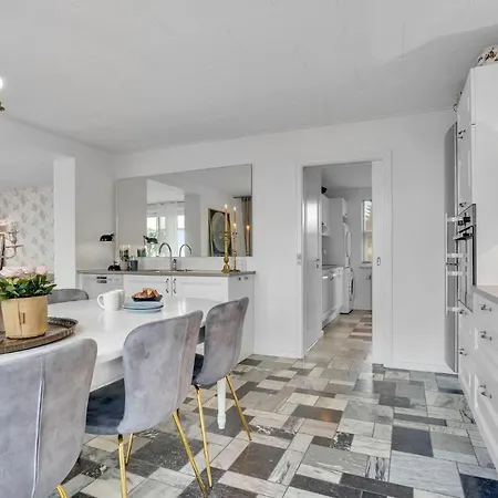 Front In Slagelse With Kitchen * Lille Kongsmark