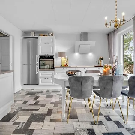 Front In Slagelse With Kitchen * Lille Kongsmark